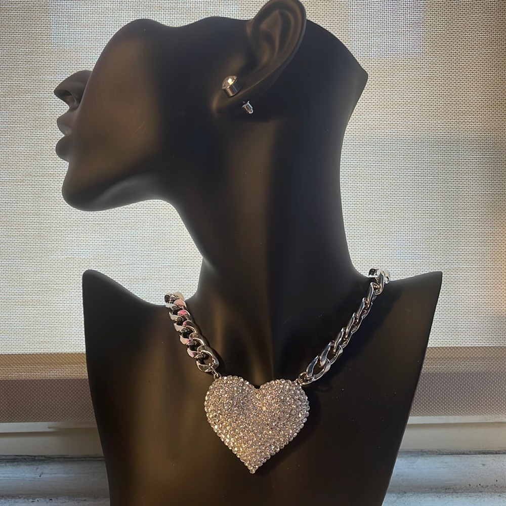NWT Silver tone rhinestone heart necklace set